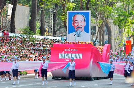 Khối rước chân dung Chủ tịch Hồ Chí Minh. Ảnh: VGP/Đỗ Cường